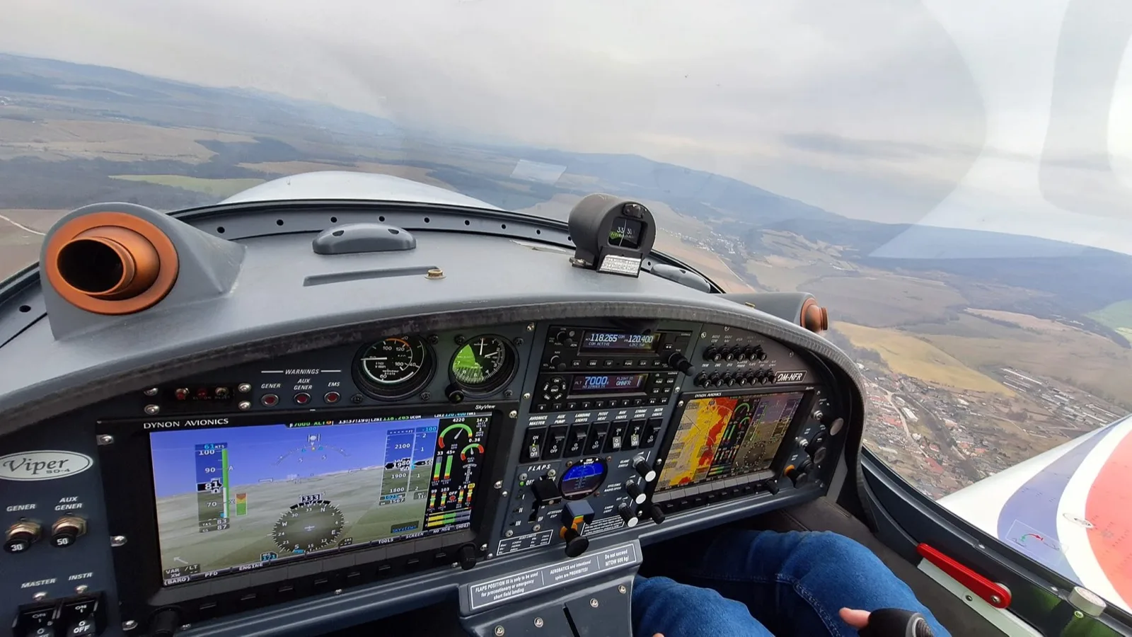 Pilot a inštruktor v kokpite